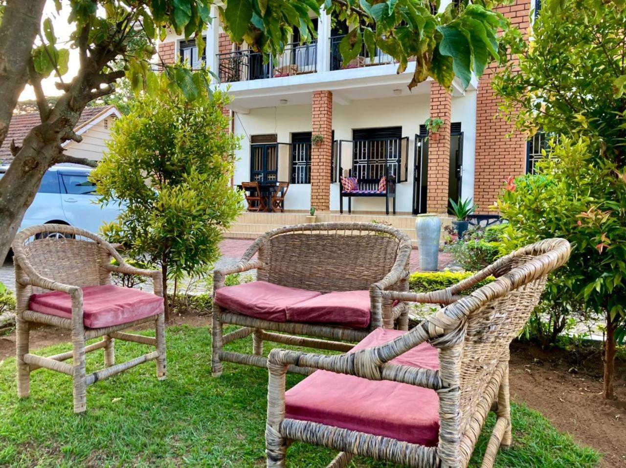 Okra House Hotel Entebbe Exterior photo