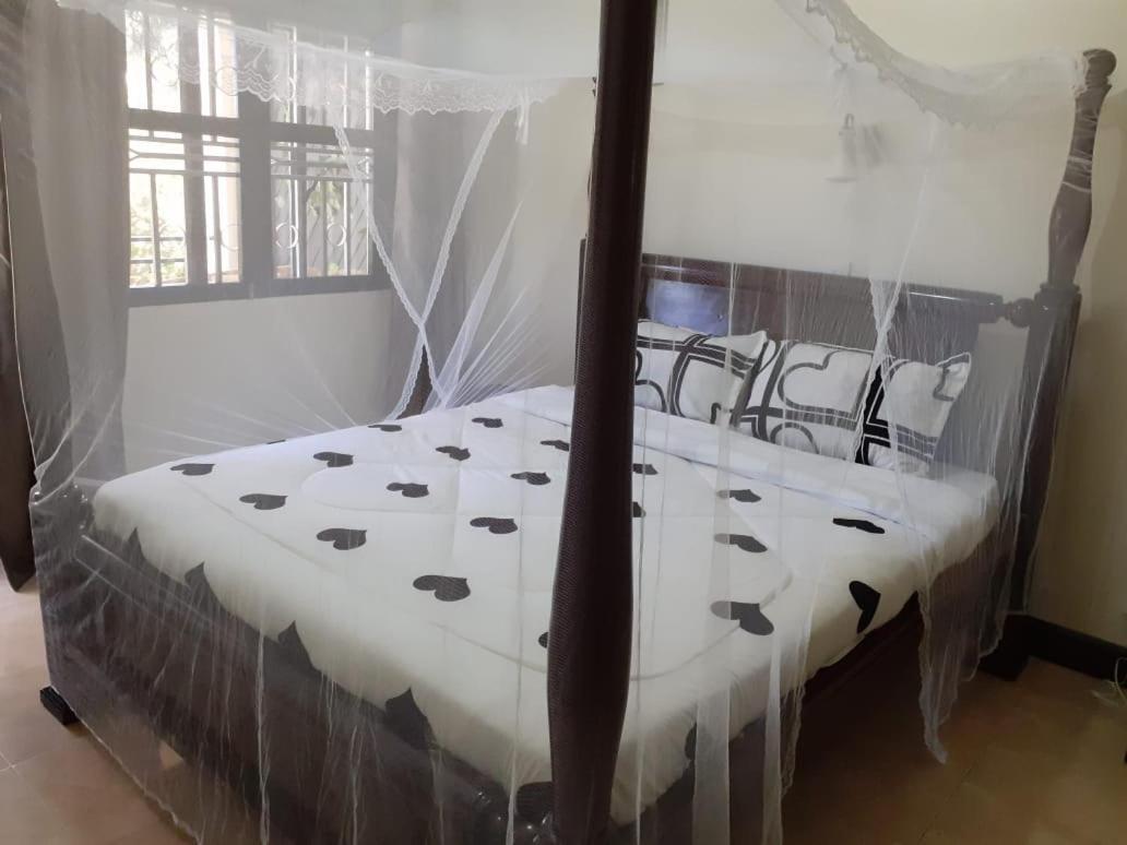 Okra House Hotel Entebbe Exterior photo