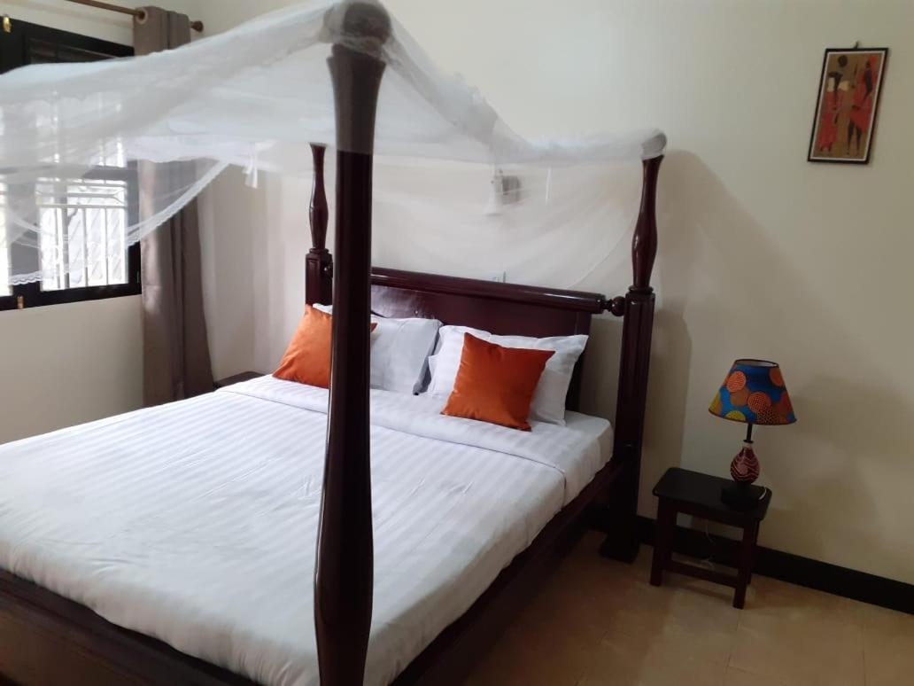 Okra House Hotel Entebbe Exterior photo