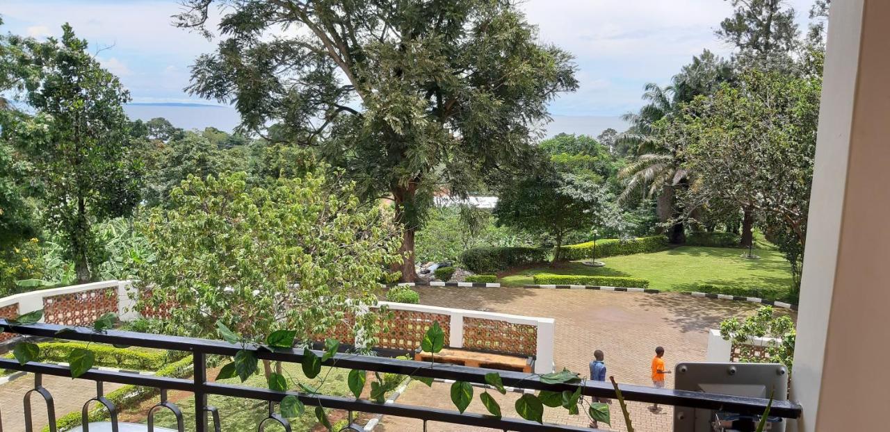 Okra House Hotel Entebbe Exterior photo